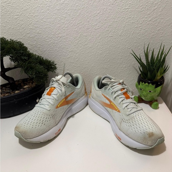 Brooks Ghost  16 Women's Athletic Shoes - Light Green and Orange like new - Picture 3 of 6